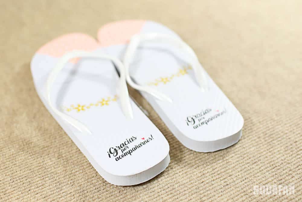 Chanclas playeras baratas para regalar a las invitadas de tu boda