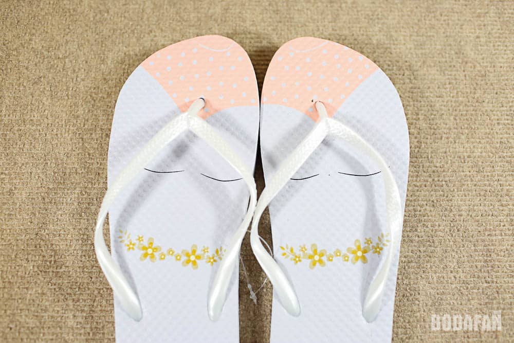 Chanclas playeras baratas para regalar a las invitadas de tu boda